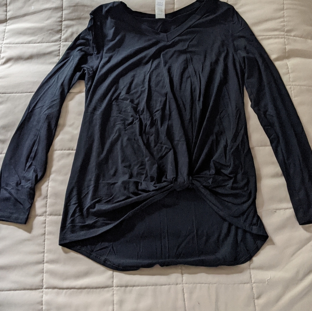 NWOT Long sleeve knotted front women's tee